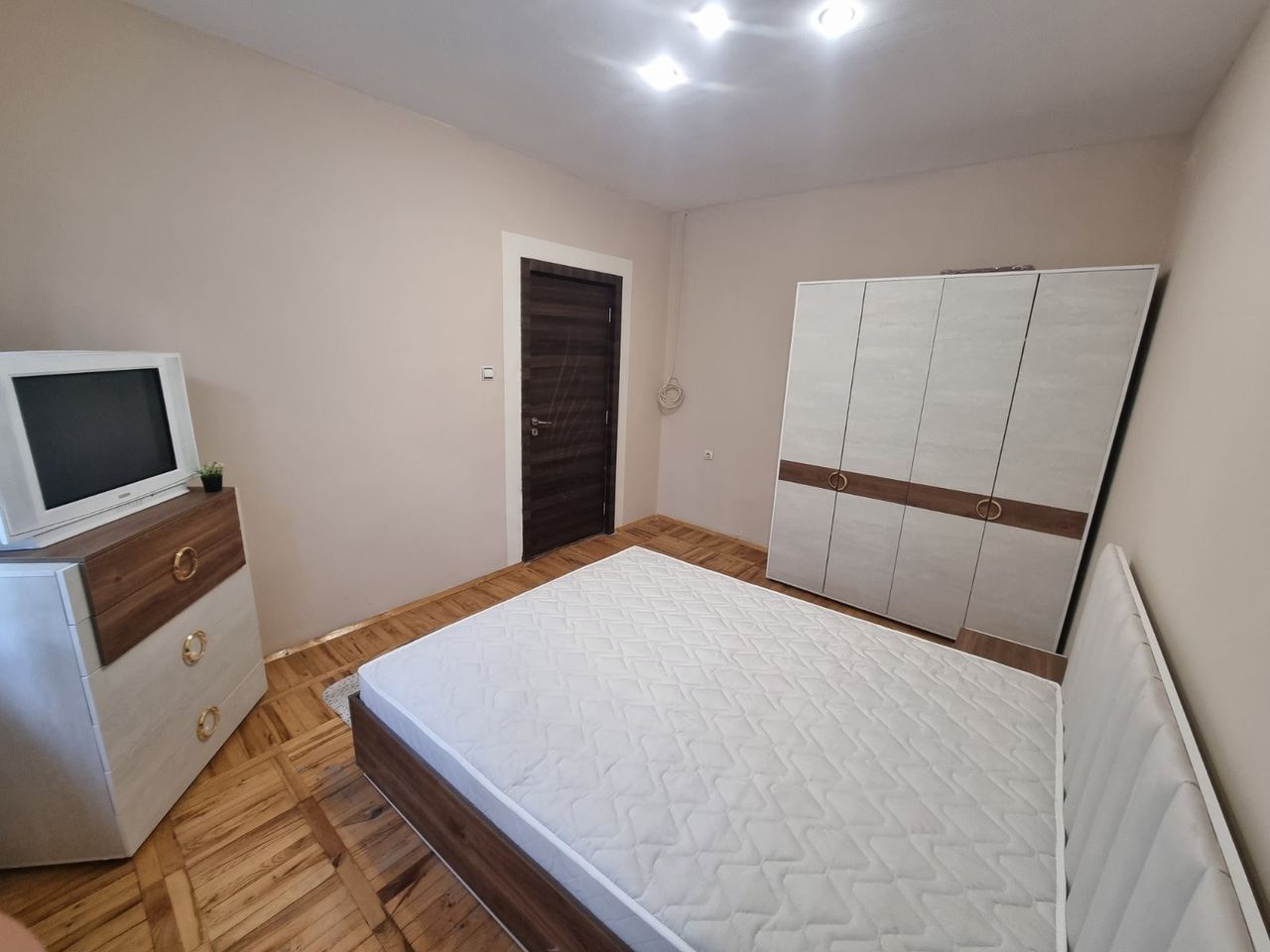 Дава се под наем Тристаен апартамент в Стара Загора, Център - 100 кв.м за 510 € - Снимка #7