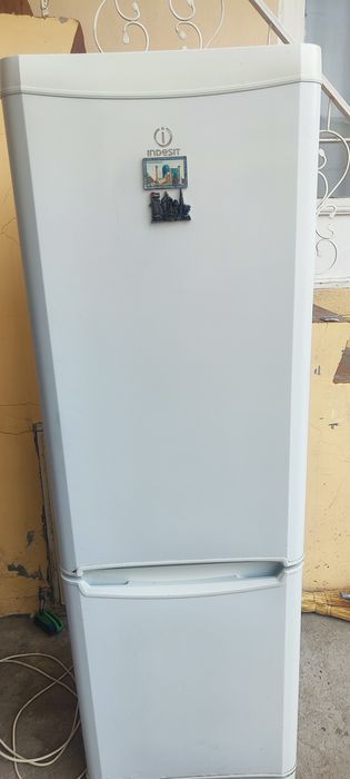 Холодильник indesit