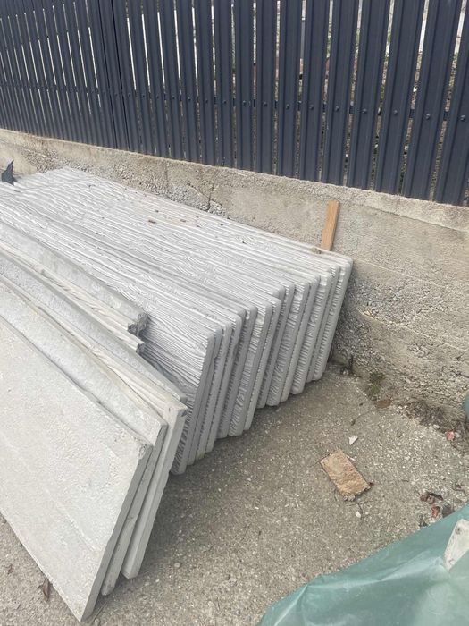 De vanzare sau schimb 40 placi de beton pentru gard și 15 stâlpi
