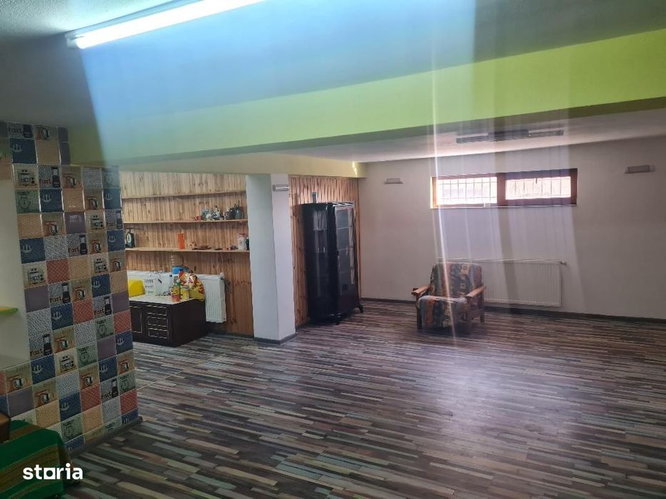 Casă confortabilă cu 7 camere și garaj