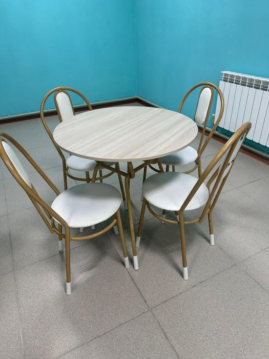 Стол 4 орындыгымен сатылады