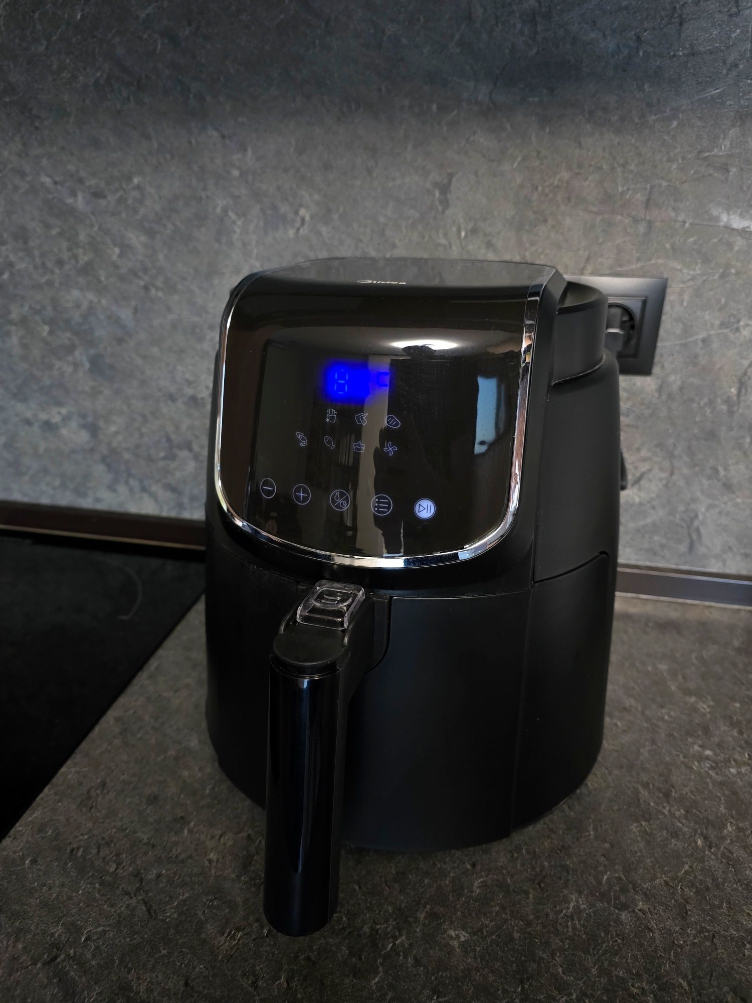 Фритюрник с горещ въздух Midea еър фрайър