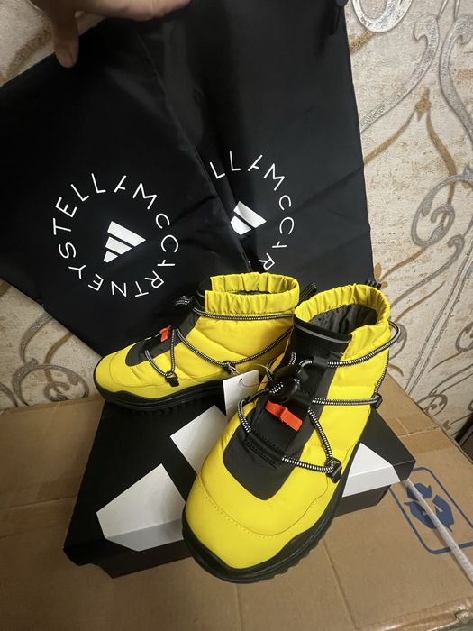 Продам новые женские кроссовки  ботинки Адидас