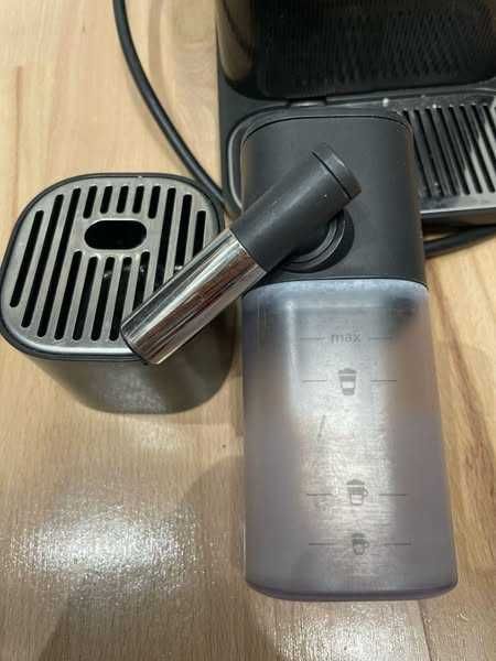 expressor automat Nespresso by De’Longhi Lattissima One, negru