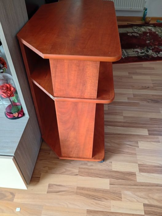 Vând comoda televizor