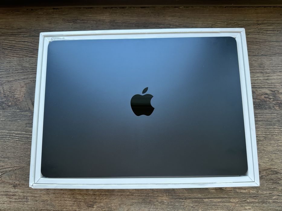 MacBook Air 13″ M3 • 16 GB • 512 G - чисто нов