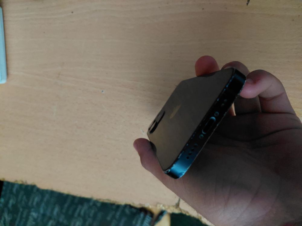 Продавам iphone 12 mini