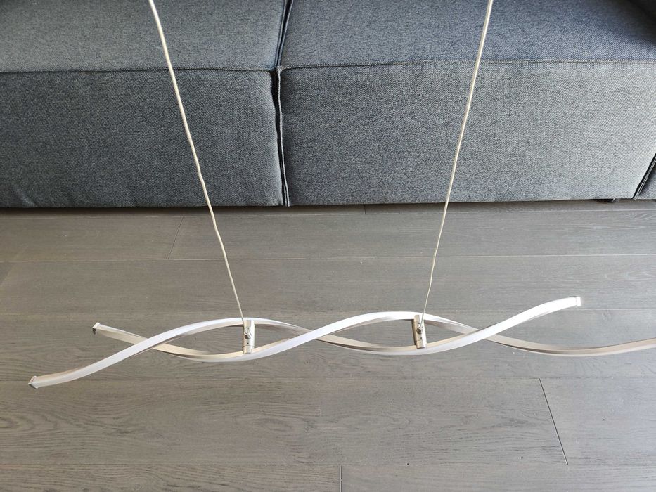 Lampa suspendata pentru masa de dining