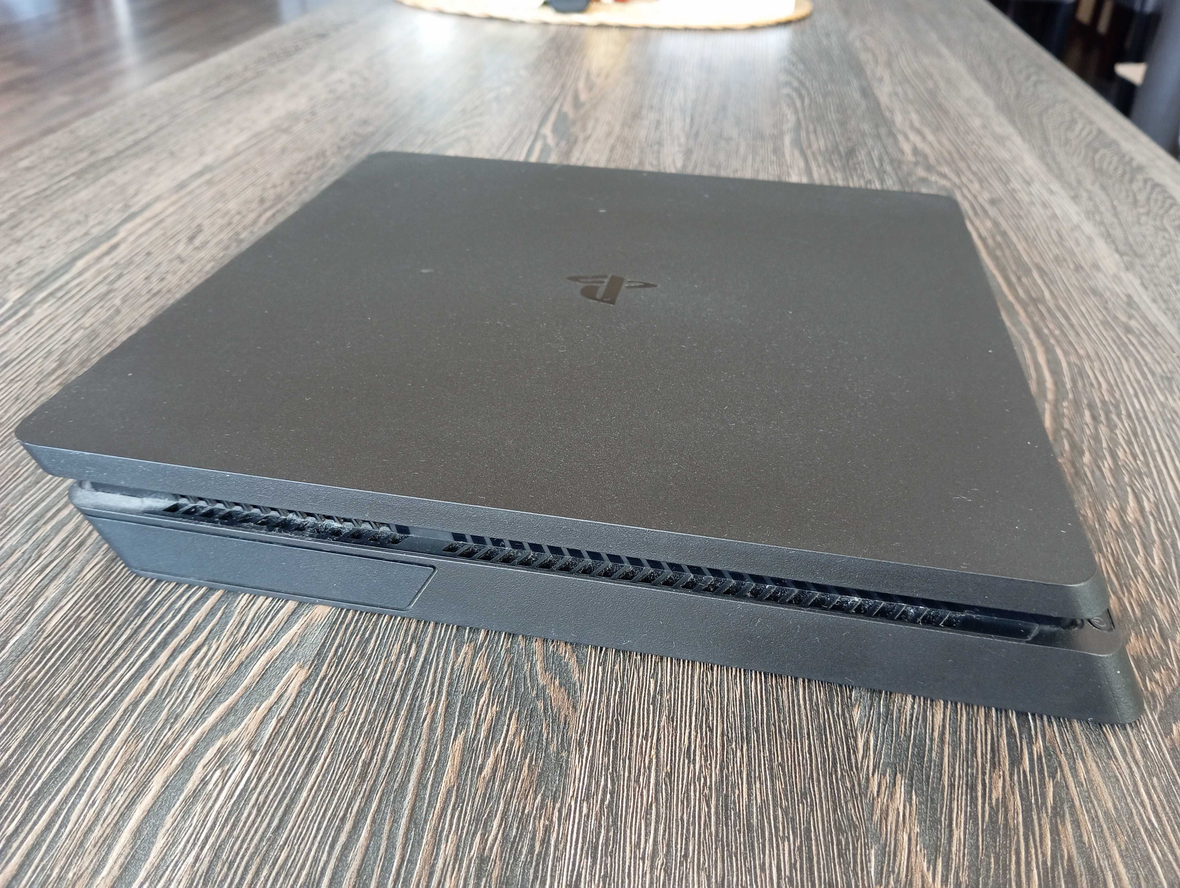 PlayStation 4 Slim черен цвят