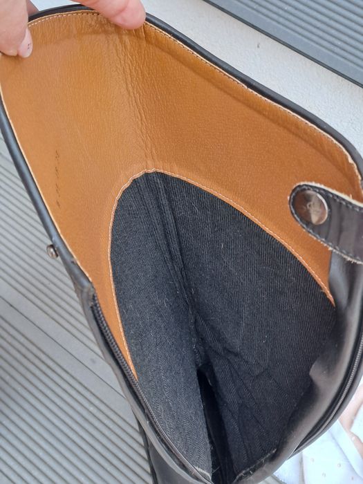 Cizme pentru călărie din piele.