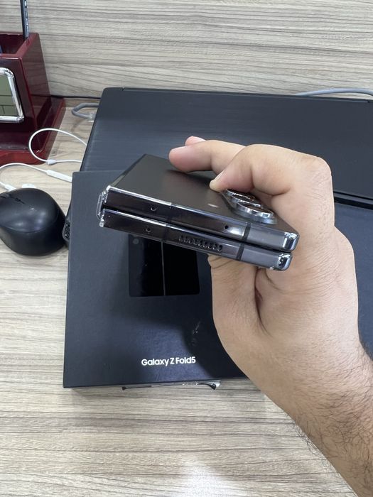 Z Flip 5 ishlashi zor korpusida qirilgan joylari bor bez chexol ishlat
