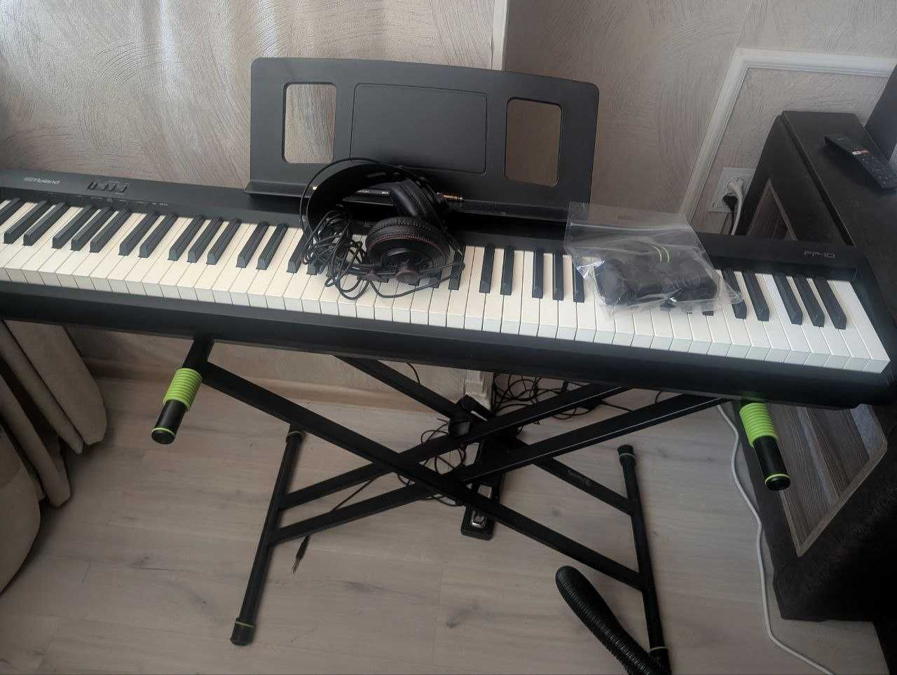Roland FP10 со стойкой, педалью и наушниками