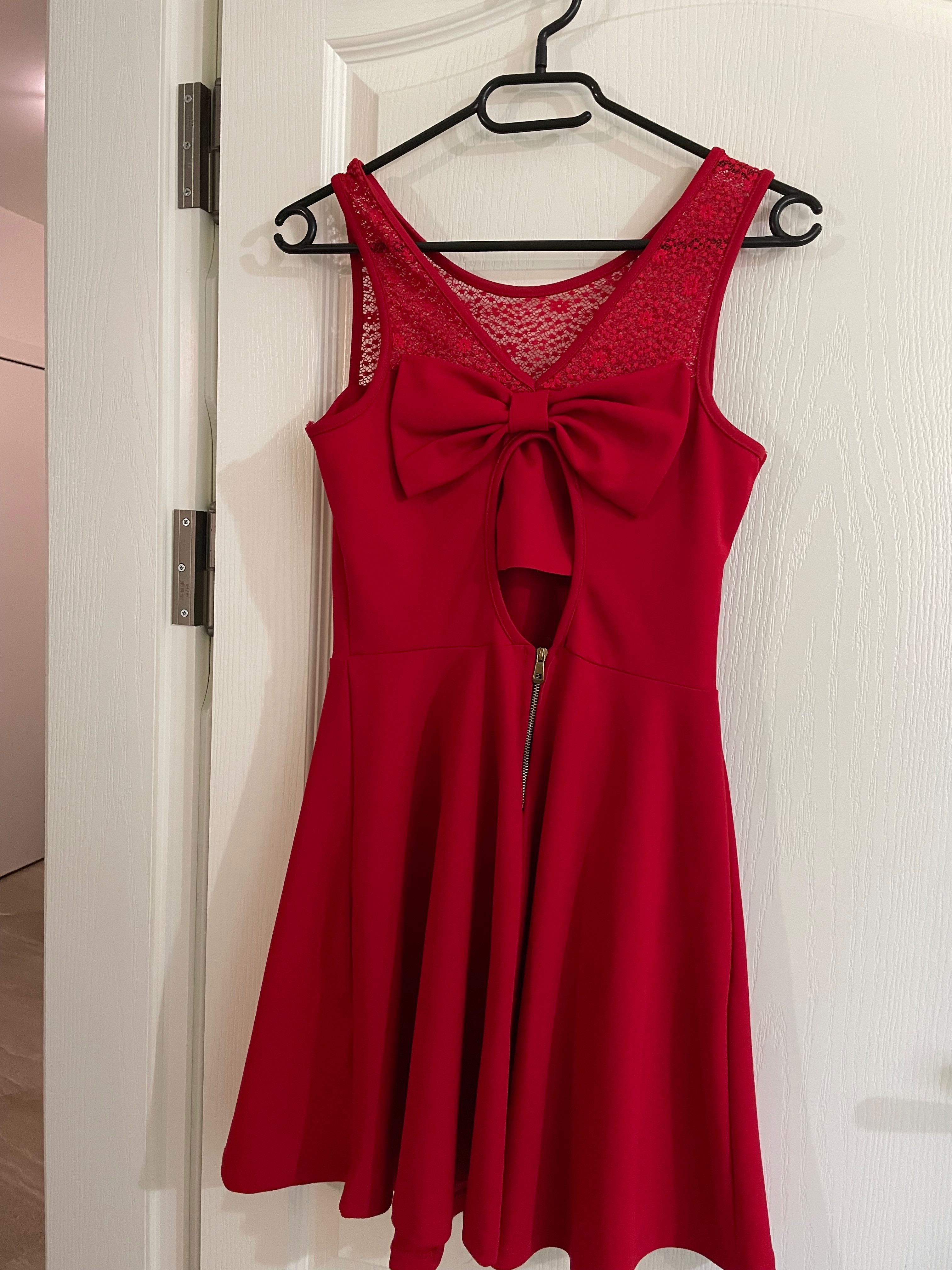 Официална червена рокля с ефектен гръб