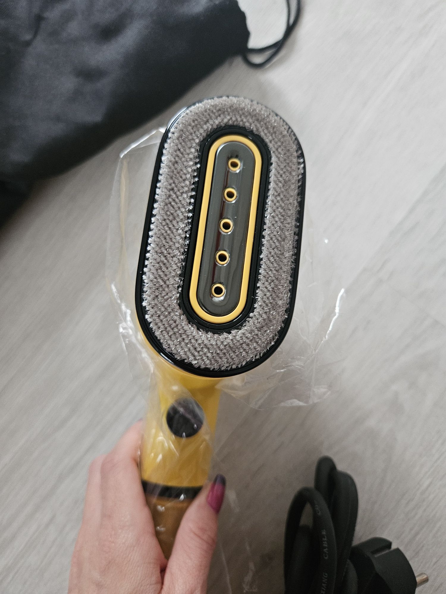 Aparat de calcat vertical cu aburi Tefal Pure Pop
