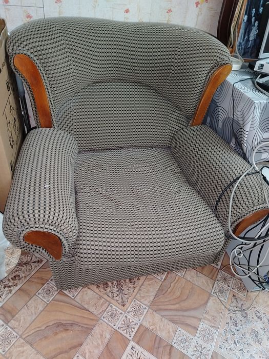 Отдам 2 кресла катаются на колёсиках