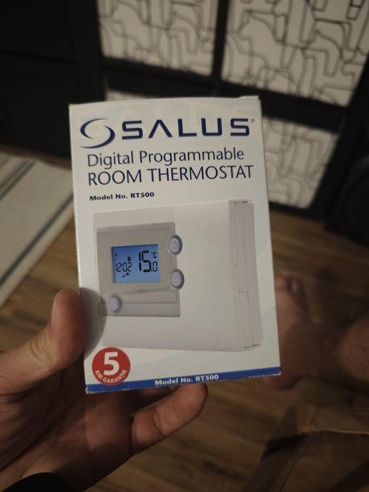 Vând termostat camera Salus model RT500 NOU