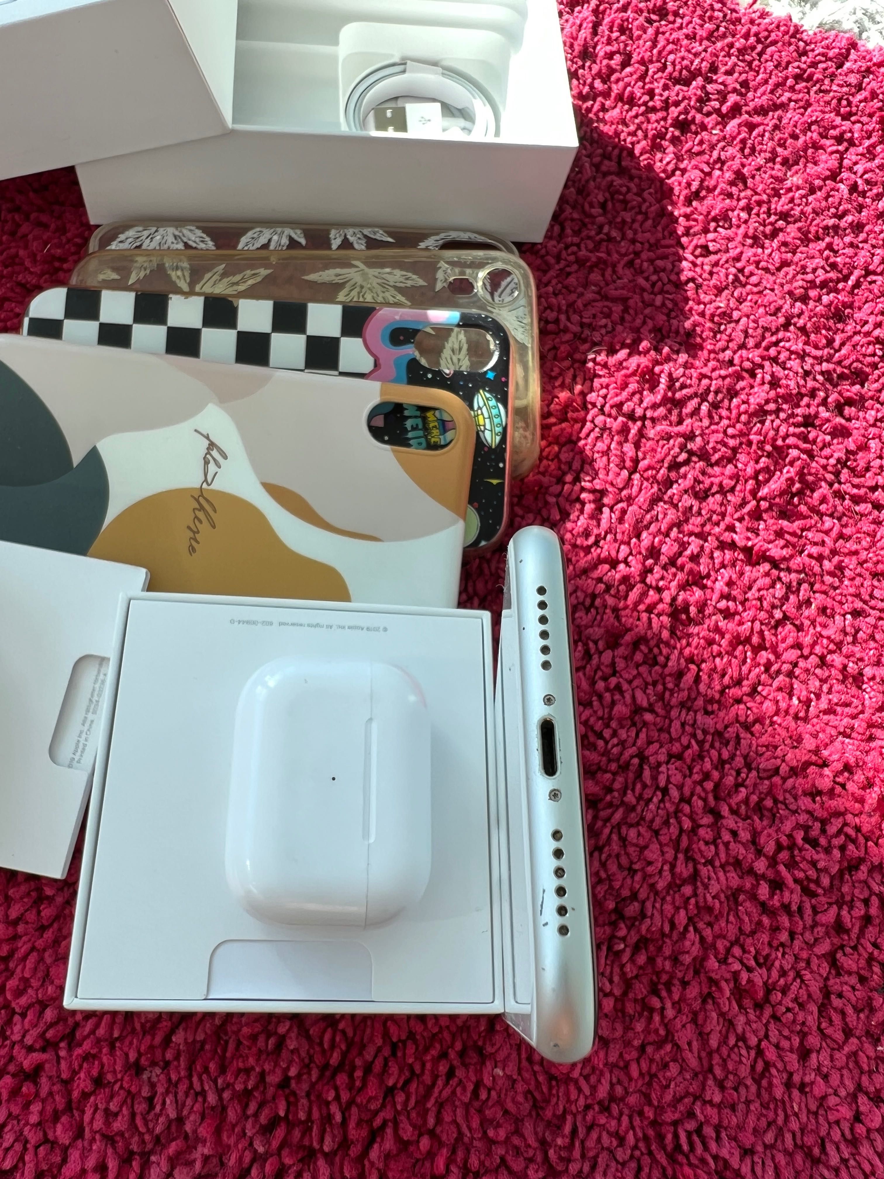 iPhone XR перфектно състояние, кейсови и Слушалките са бонус!!!