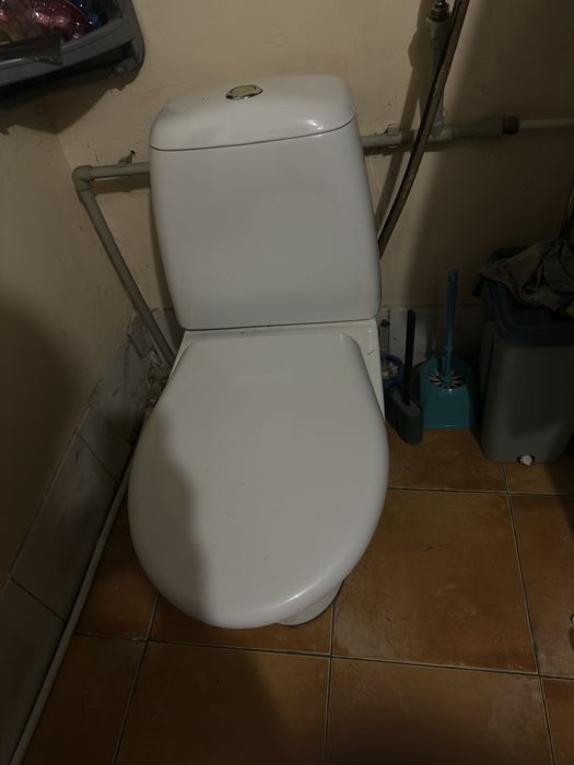 Продам унитаз целый рабочий
