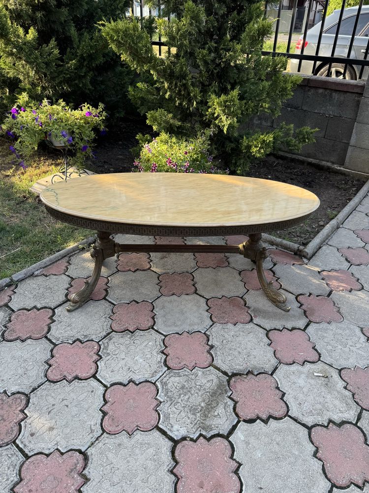 Masă din bronz cu blat de marmură