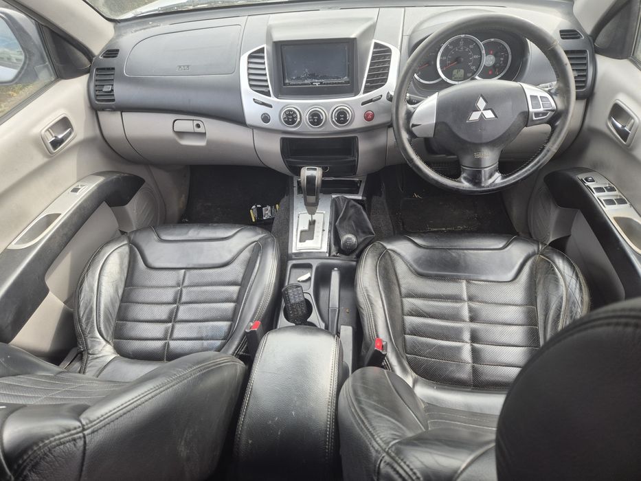 Mitsubishi L200 2.5 178 cp 2011 Automat volan dreapta