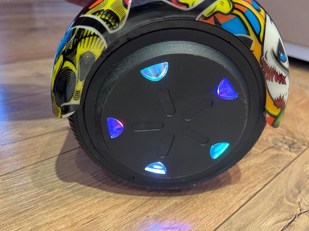 Hoverboard cu boxe bluetooth incorporate , led pe roti