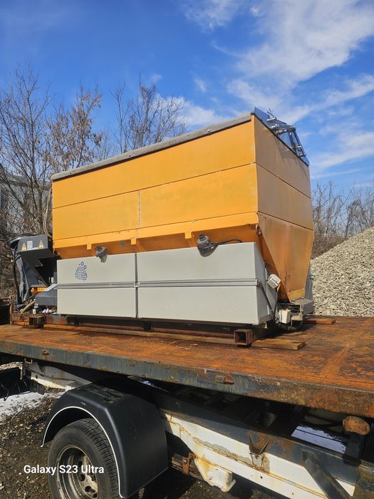 Vând 2 sararite epoky cu motor auxiliar capacitate 2 mc
