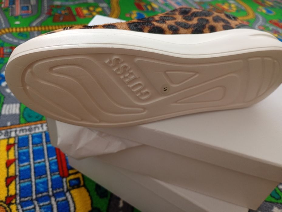 Vând papuci Guess
