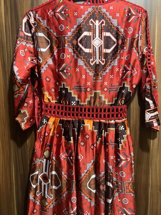 Дълга дамска рокля с мотиви