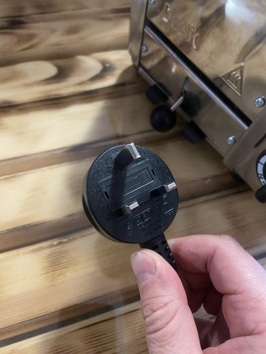 Чисто нова тостер машина Dualit