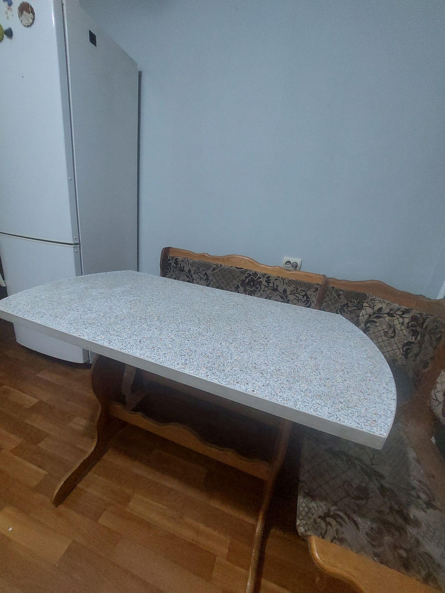 Угловой кухонный стол,
