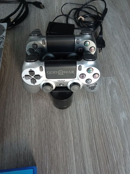 PlayStation 4 cu 2 controllere și 3 jocuri
