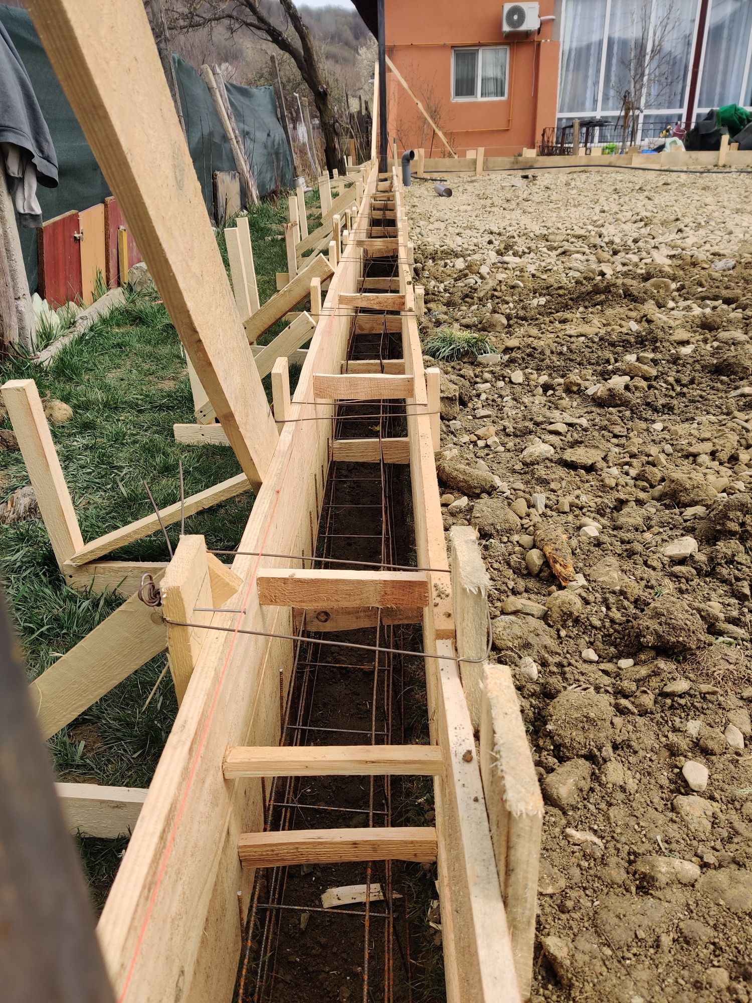 Executam case pe structură metalică.