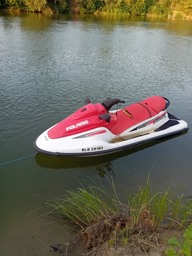 Vând skijet Polaris