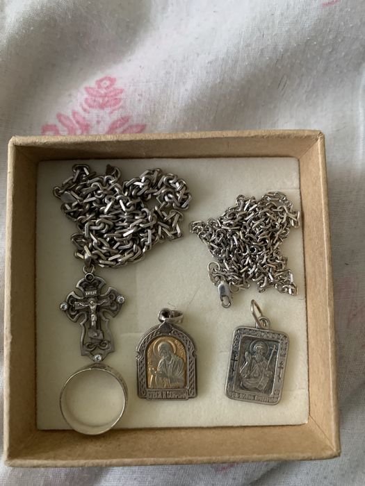 Серебрянные ювелирные украшения.