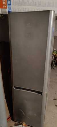 Холодильник в рабочим сосваяние размер : 185см/65см