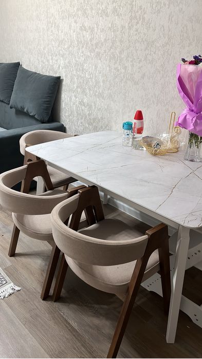 Срочно продам стол со стульями 3 шт