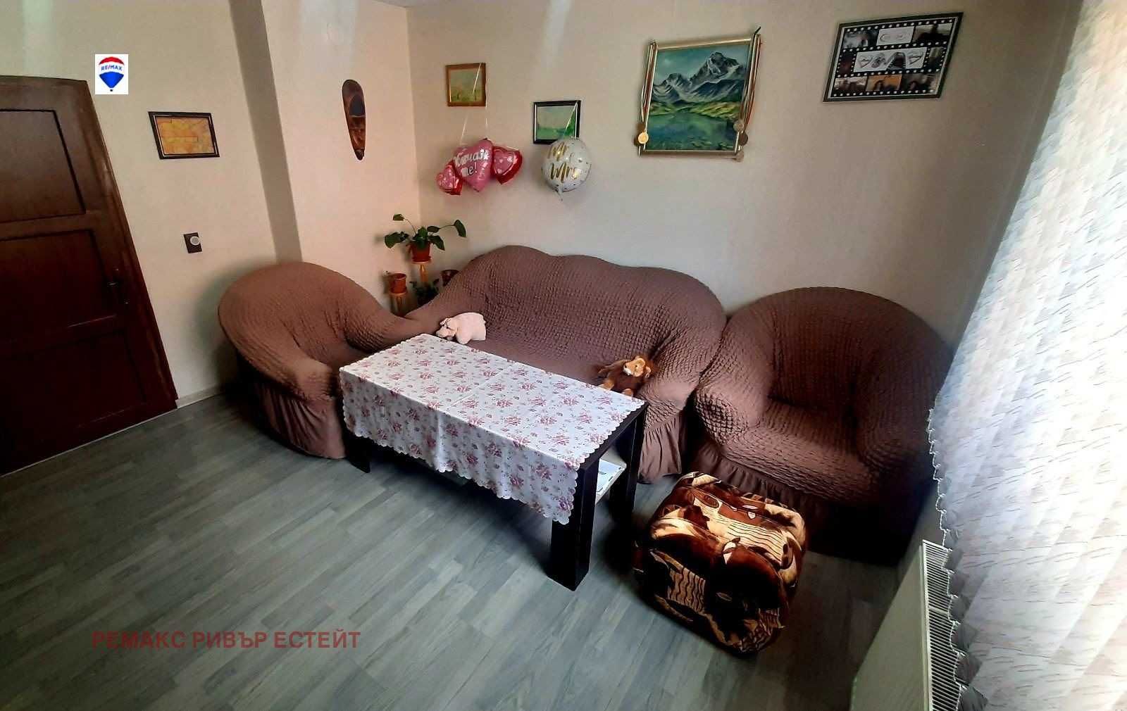 Градска къща за продажба в гр. Две могили
