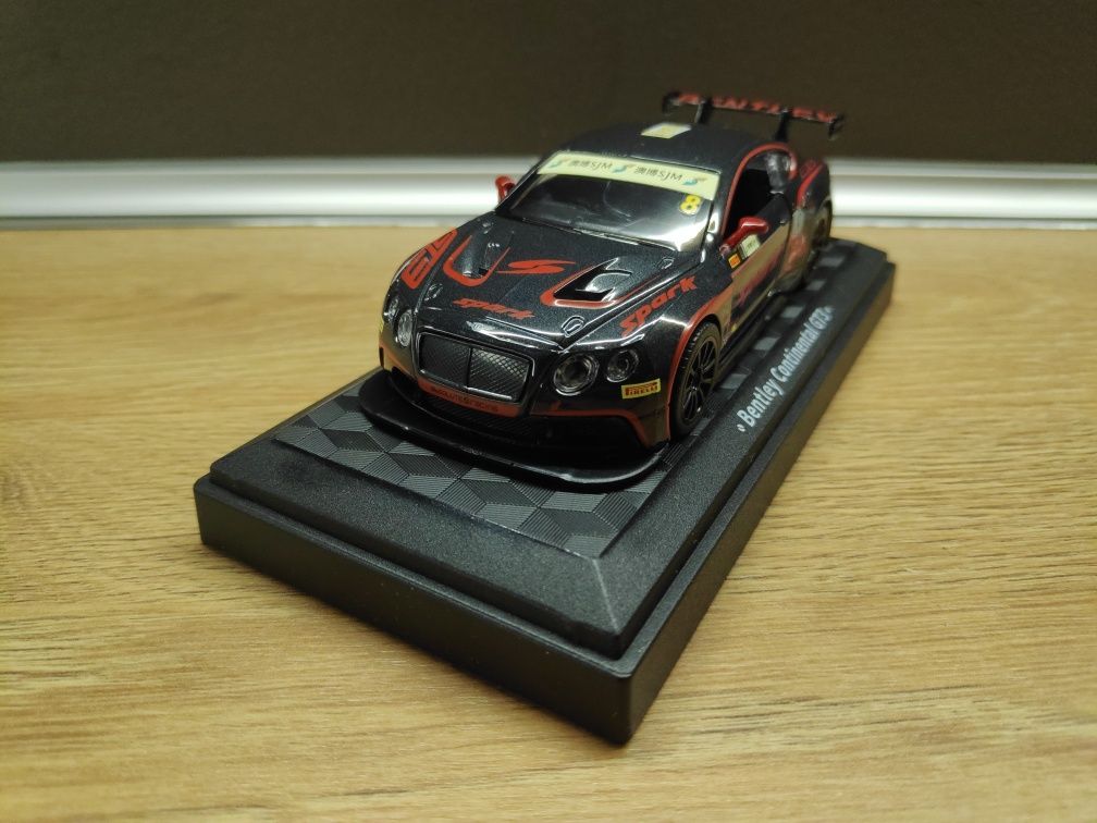 Умалени модели на състезателни коли BMW M6 Bentley Lamborghini 1:43