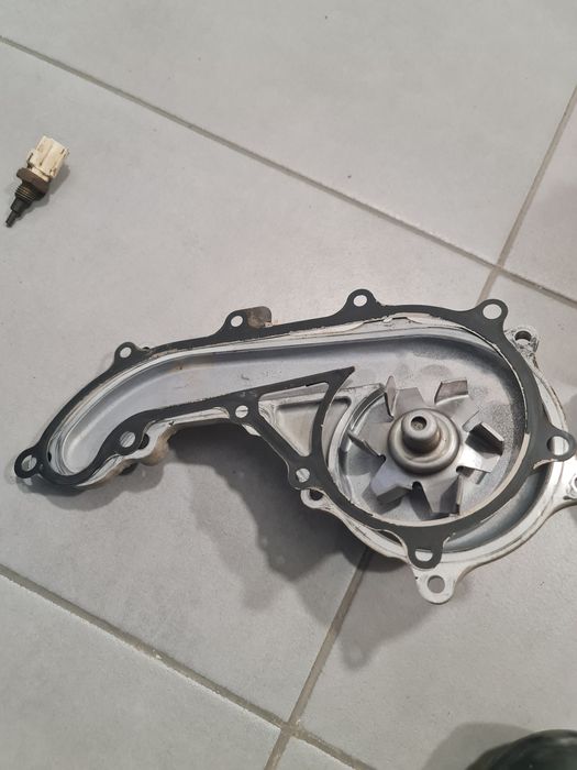 Водяная помпа на Тойота Прадо 150