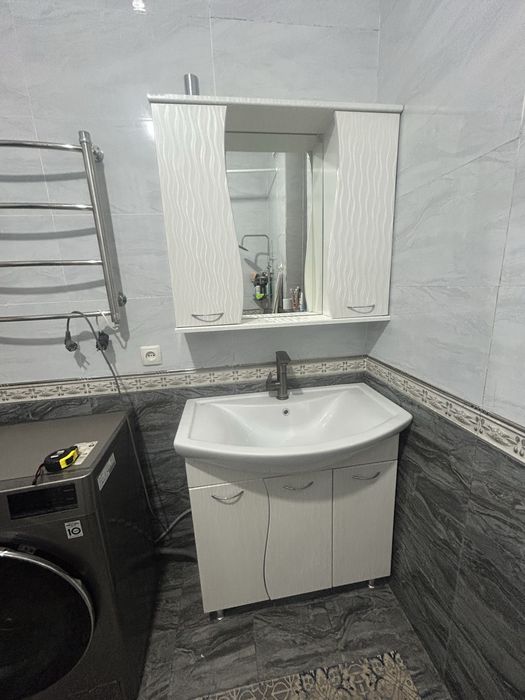 Раковина с зеркалом и тумбой