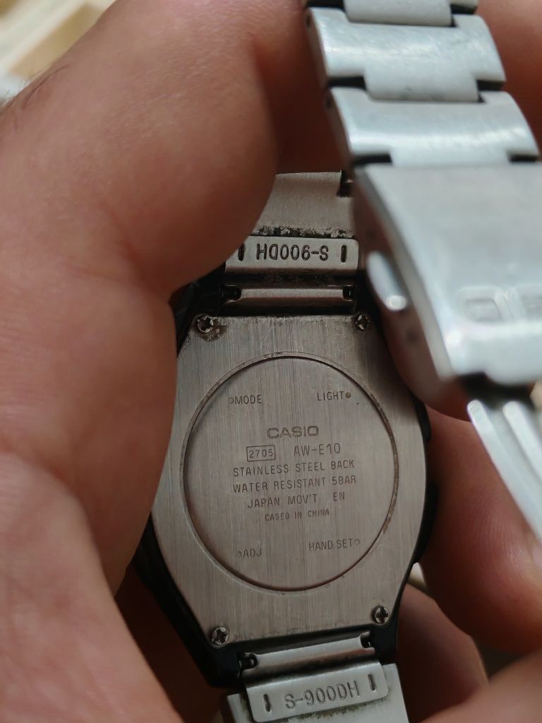 Продавам оригинален часовник Casio Illuminator модел AW-E10. Използван