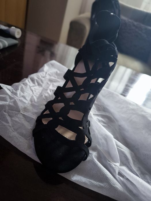 Vând sandale noi temo