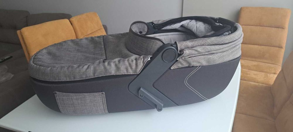 Бебешка количка със зимен и летен кош.