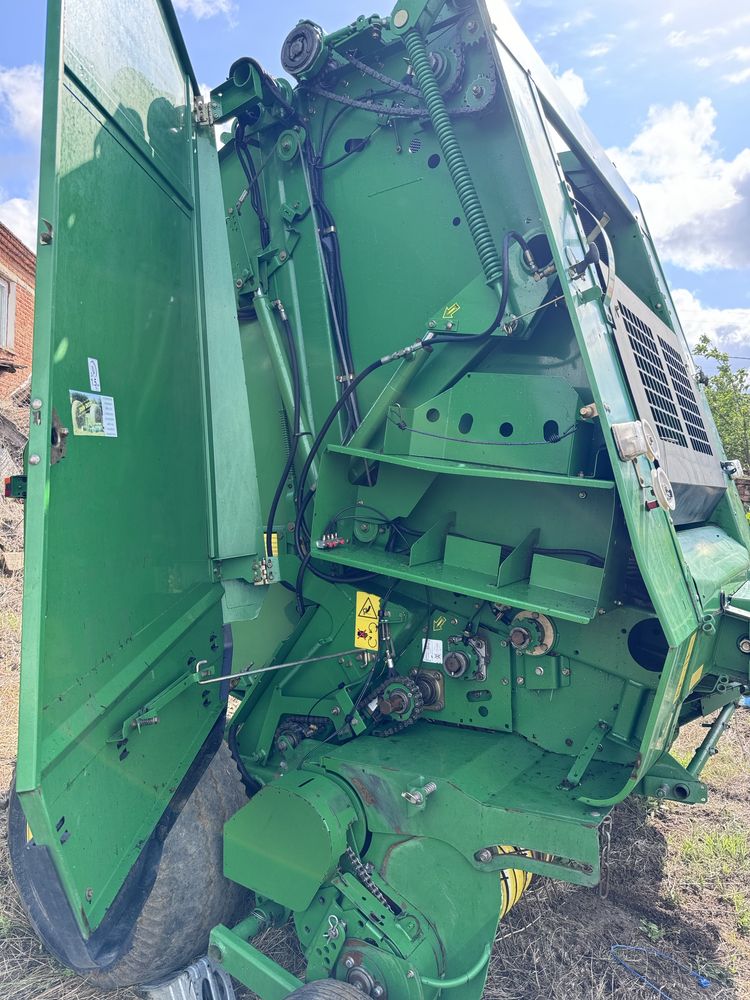 Рулонна балопреса John Deere 592