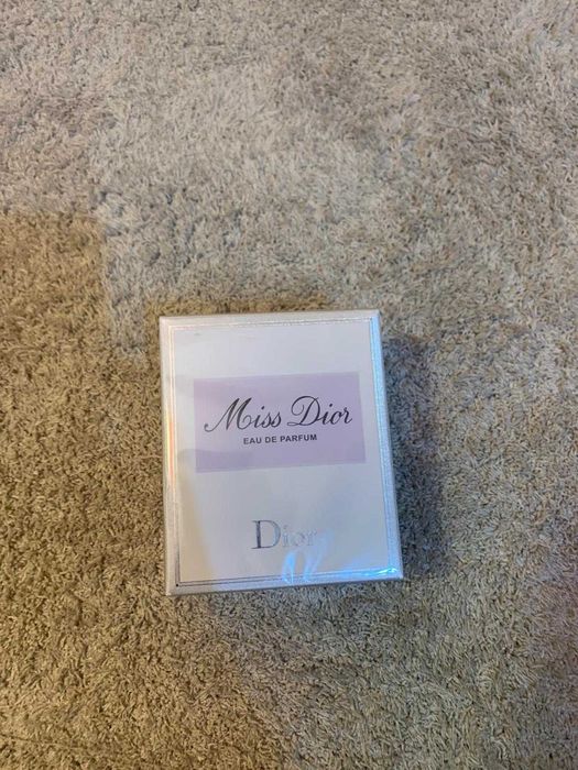 Miss Dior Nou, Sigilat