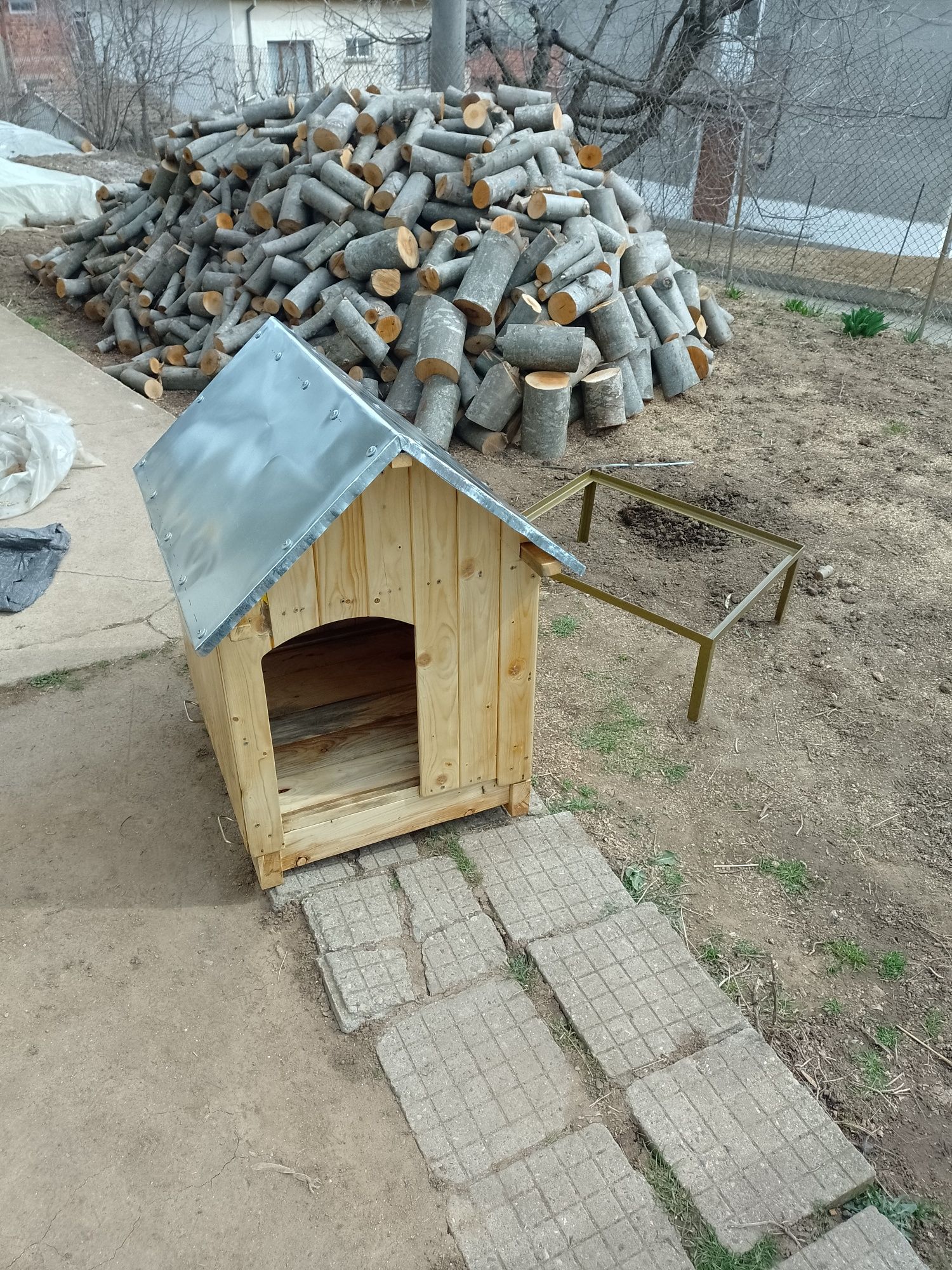 Кучешка къщичка със платформа