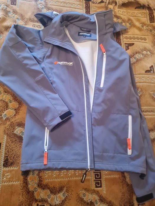 Jacheta firma Hankook