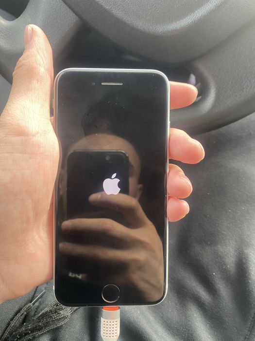 Продам айфон se.