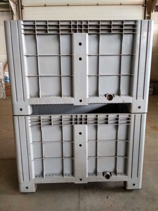 Пластиковый ящик контейнер сплошной, на ножках