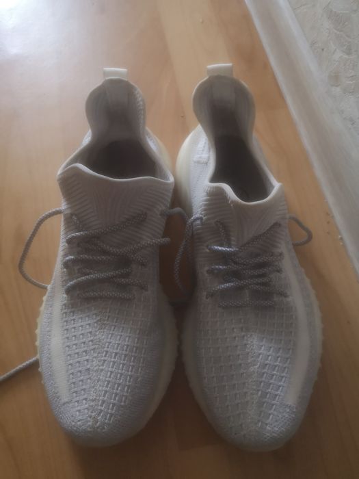 Продам кроссовки изи